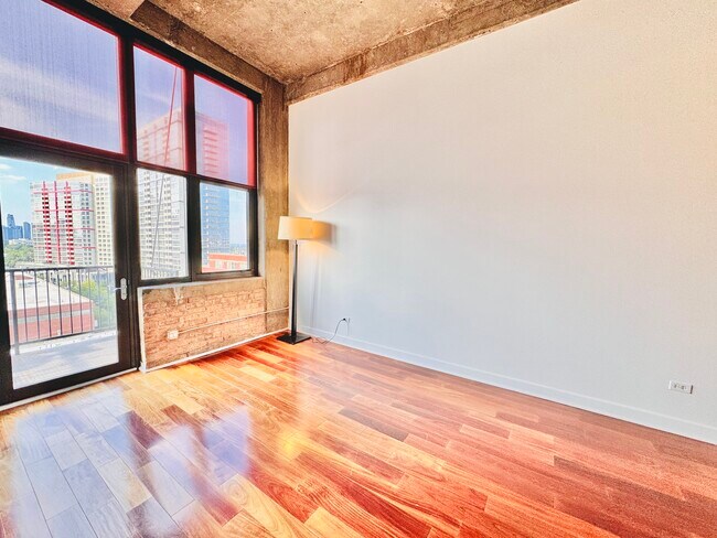 Building Photo - 320 E 21st St