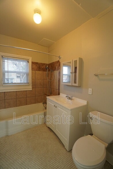 Building Photo - 935 E 8th Ave