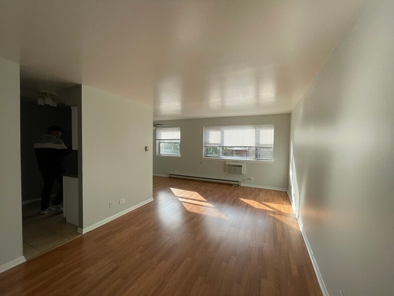 Building Photo - 5920 N Kenmore Ave