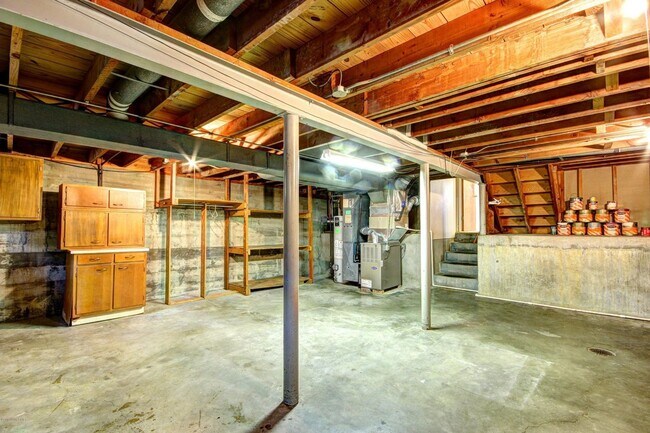 Building Photo - Available NOW - 4 beds/ 2 baths - $2,000/mo