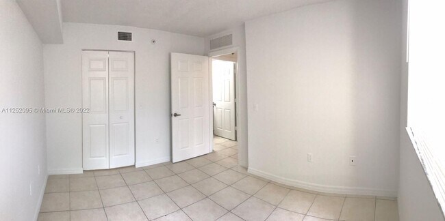 Building Photo - 13770 NE 3rd Ct