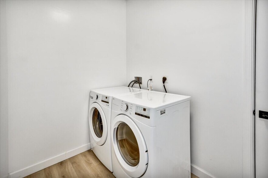 Shared Laundry Facility - 3223 Hannah St