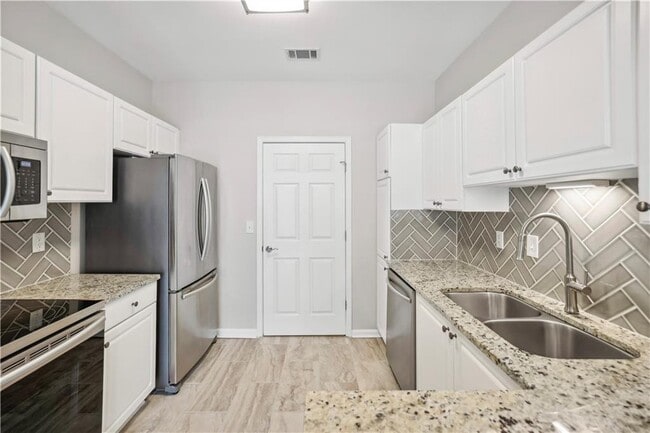 Building Photo - 7110 Woodland Ln