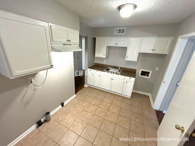 Building Photo - 3276 Aden St