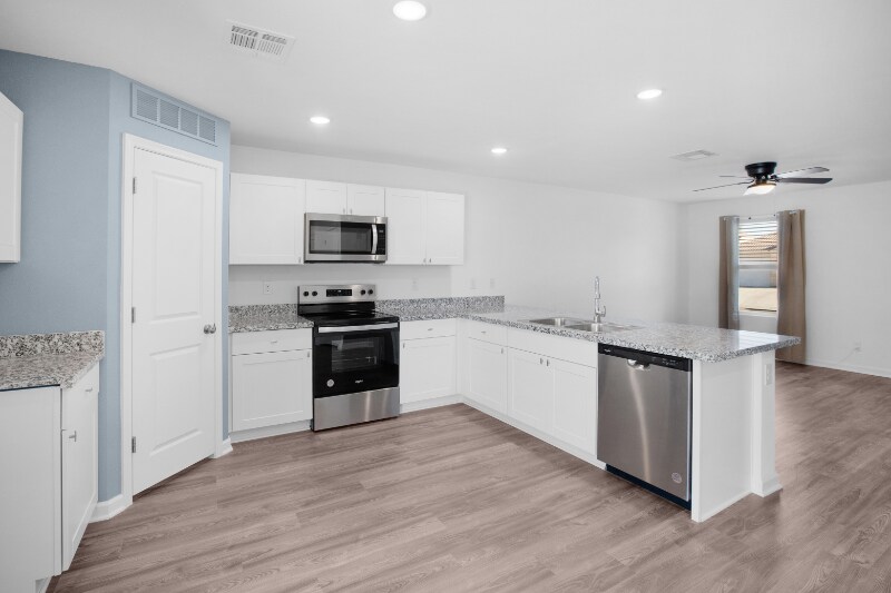 Building Photo - 5749 Club House Dr