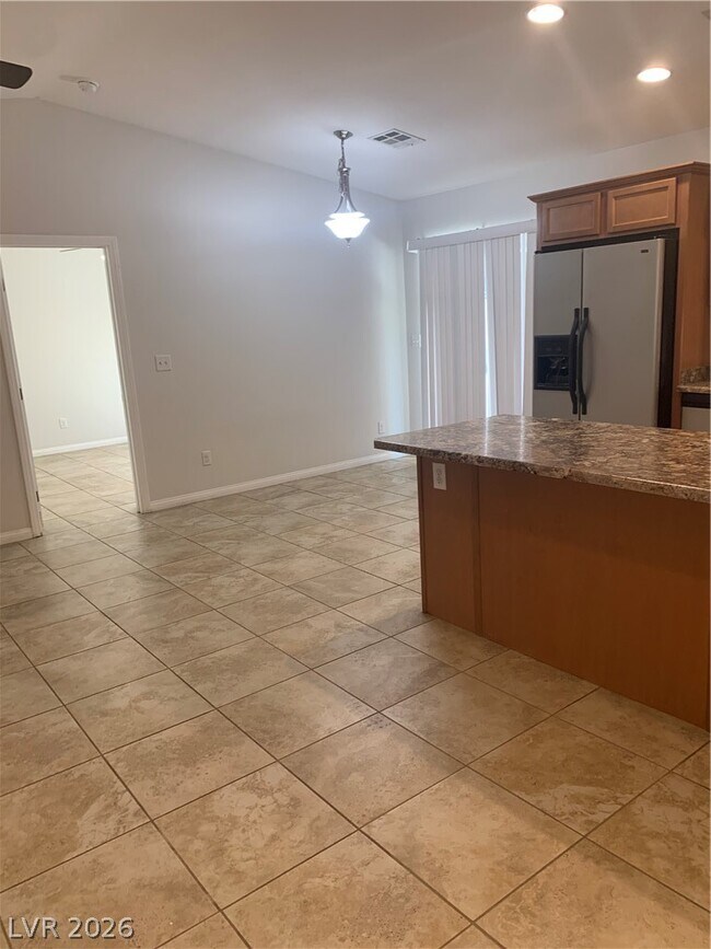 Building Photo - 548 Zuber Ave