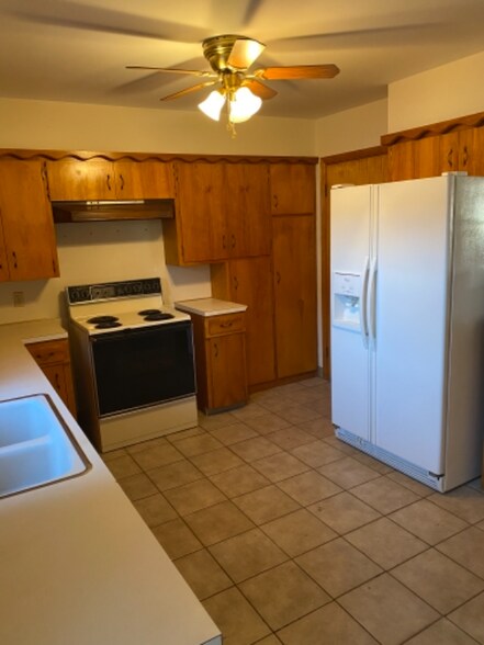 Building Photo - 3241 W 15th St N