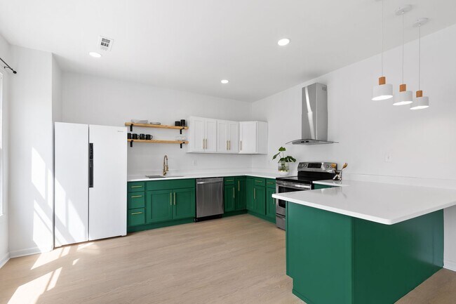 Building Photo - Charming + Modern Highland Park Home - 3 Beds, 2 Baths, Fenced Yard, + Plenty of Parking!