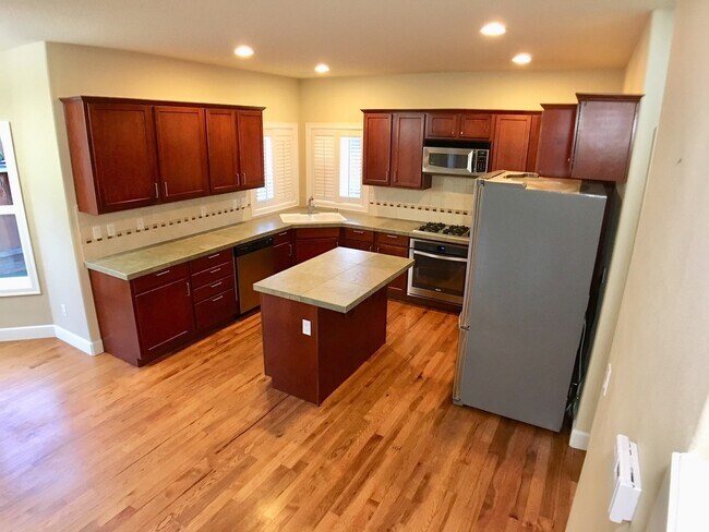 Building Photo - Stunning 3BD  Lake Shore Home with Office and Loft Area!  Gorgeous Finishes!