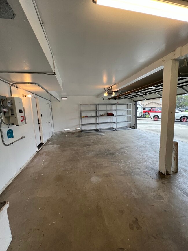 Building Photo - 827 Notre Dame Dr