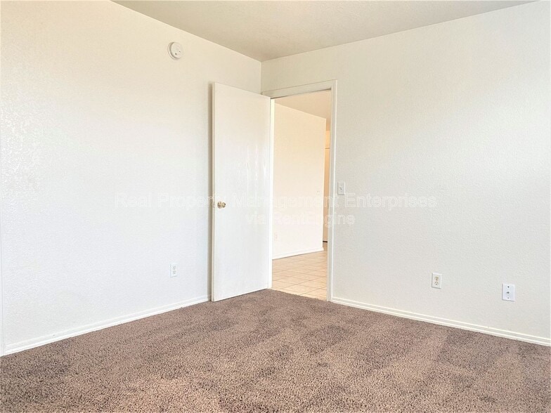 Building Photo - 916 Hyacinth Hollow Dr