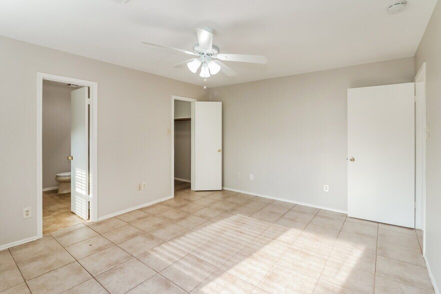 Building Photo - 1034 Canterbury Dr