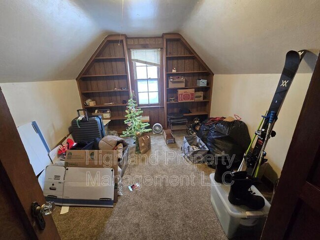 Building Photo - 520 NE Maple St