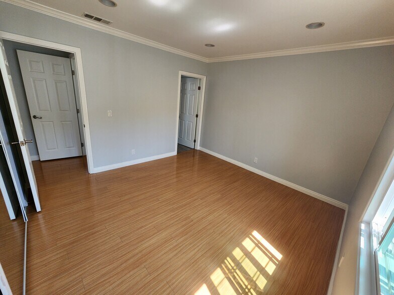 Building Photo - 10301 Arminta St