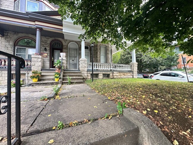 Building Photo - 832 N 5th St