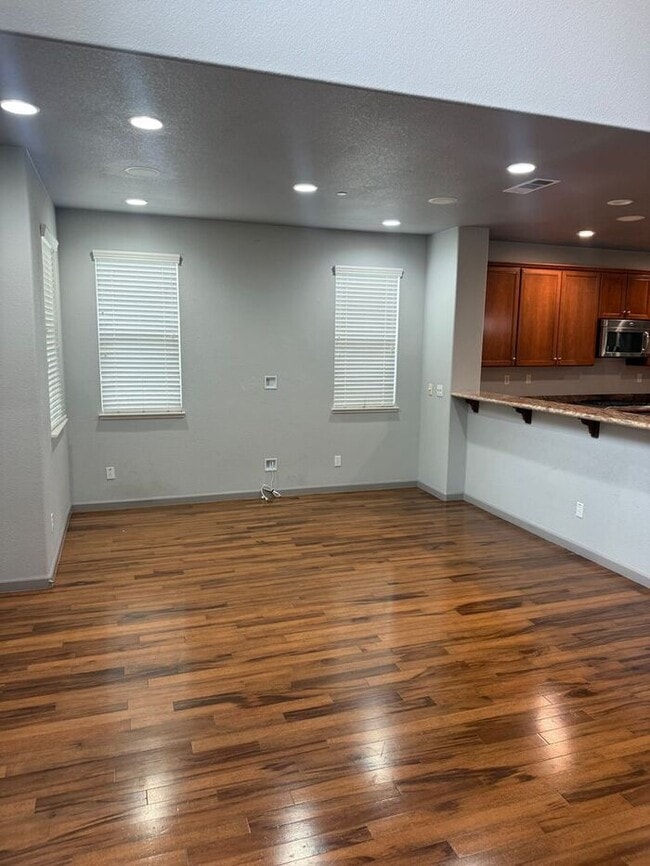 Building Photo - Beautiful 3 Bedrooms 2.5 Bath