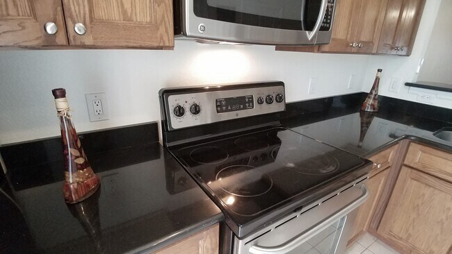 Building Photo - Beautiful Furnished 2/2.5  Pool View Condo x Rent Close to Universities.