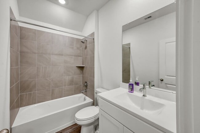 Building Photo - 647 Delicate Arch Dr