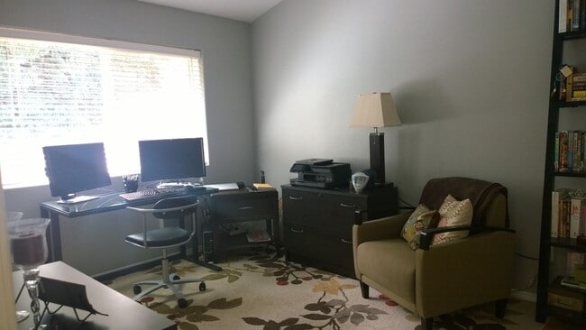 Building Photo - Beautiful Murrayhill Townhome with Dual Primary Suites & Private Backyard!