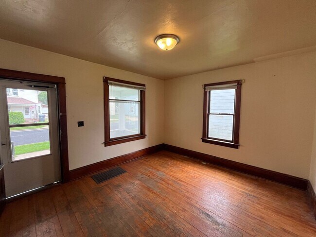 Building Photo - 312 W Arnold St