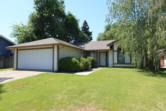 Building Photo - 3 Bedroom, 2 Bath, 2 Car garage in the Poc...
