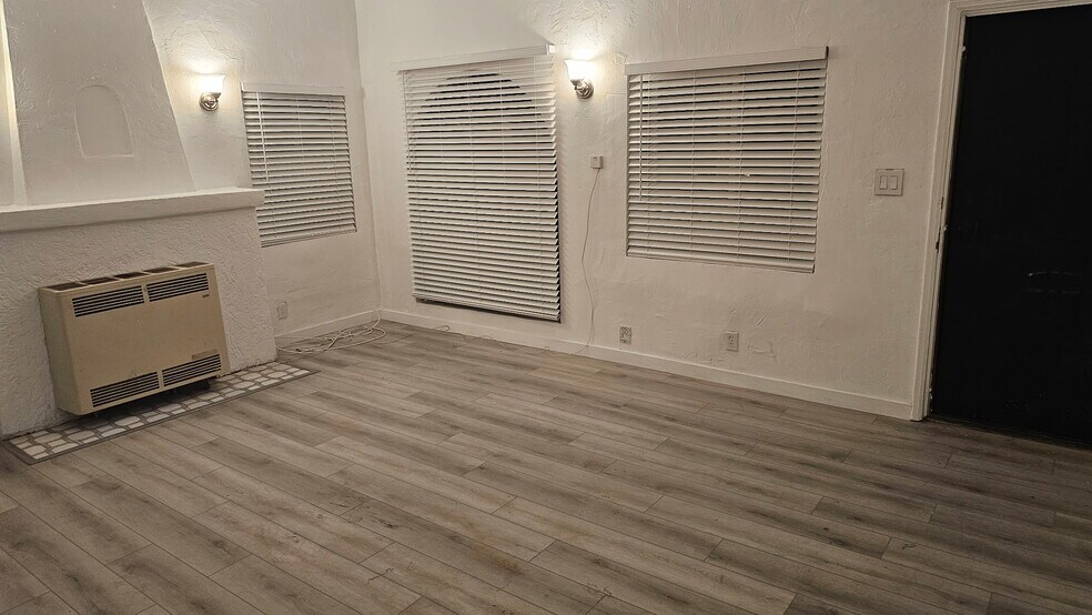 Building Photo - 1219 1/2 W 62nd St