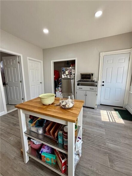 Building Photo - 57 Robin St