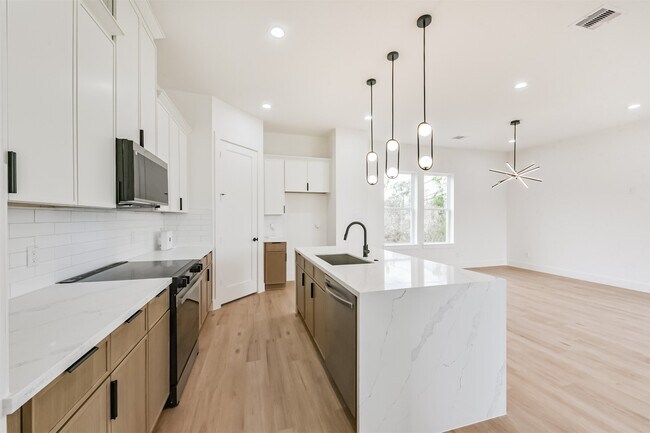 Building Photo - 3808 Ennis St