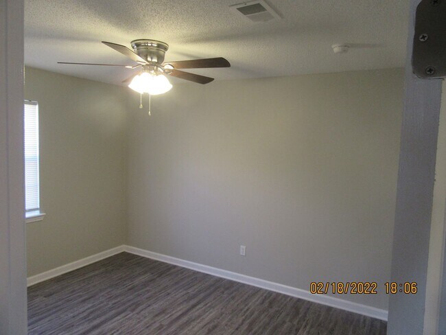 Building Photo - 862 Lyndsi Ln