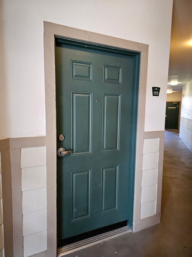 Building Photo - Beautifully Updated Two Bedroom Condo. Second Bedroom can be used as an Office/Flex Space.