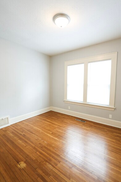 Building Photo - 1351 E Cherry St