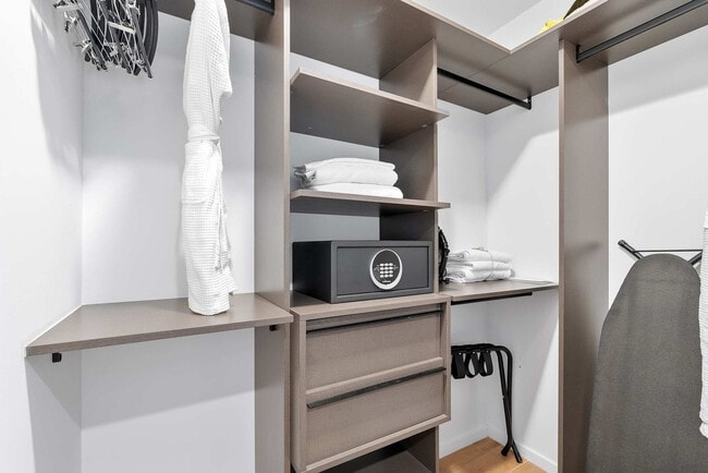 Building Photo - 398 NE 5th St