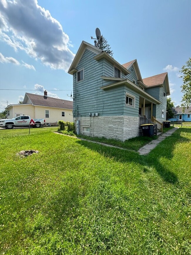 Building Photo - 1034 Pinos St