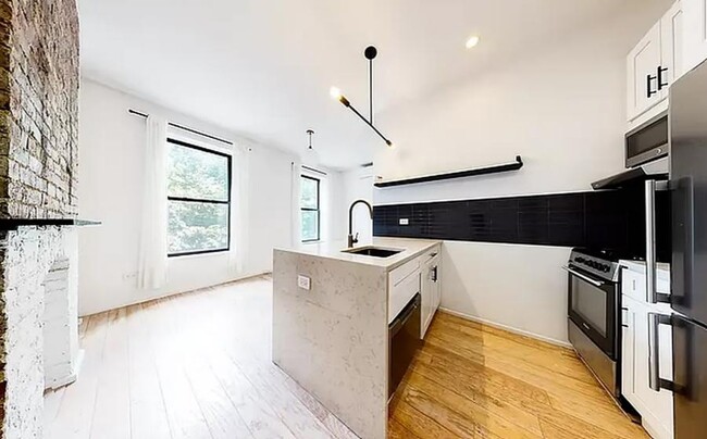 Building Photo - Central Park West