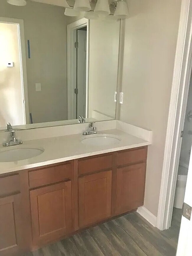 Building Photo - MUST SEE this Gorgeous 5 Beds 3 Bath home ...