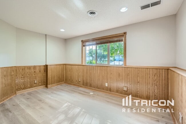 Building Photo - 15823 Foxhill Ave N