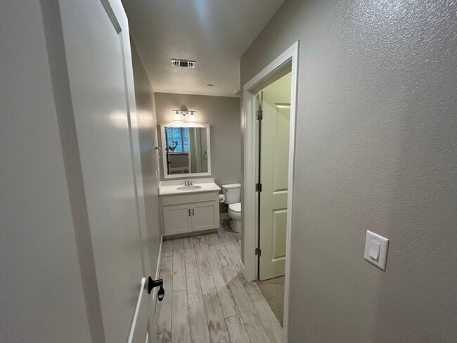 Building Photo - Brighton Oaks Beauty Just Steps from Downt...