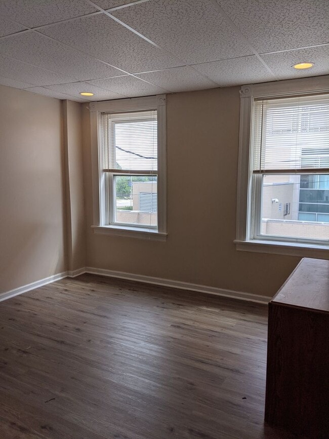 Building Photo - Renovated South Oakland 6 bedroom House