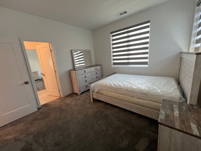 Building Photo - Move in special! $500 off first months rent!