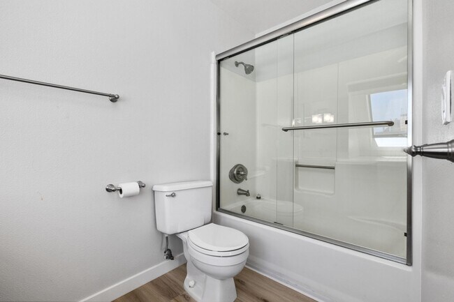 Building Photo - Mission Beach. 3 bedroom, 2.5 bath, 2 car garage,
