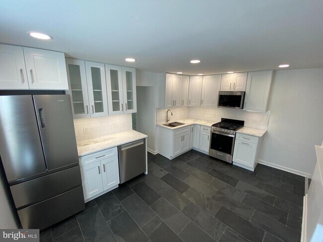 Building Photo - 1216 S 11th St