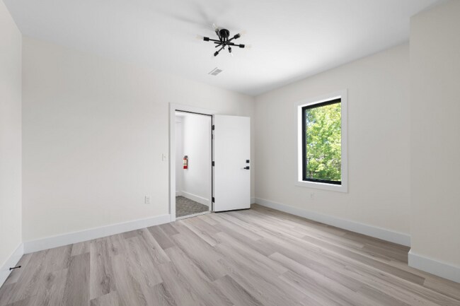 Building Photo - 1295 Holmden Ave