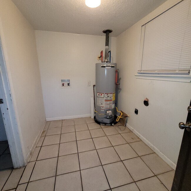 Utility room - 804 Lyndell Ct