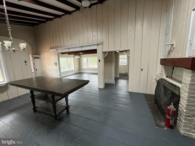 Building Photo - 25 Main St