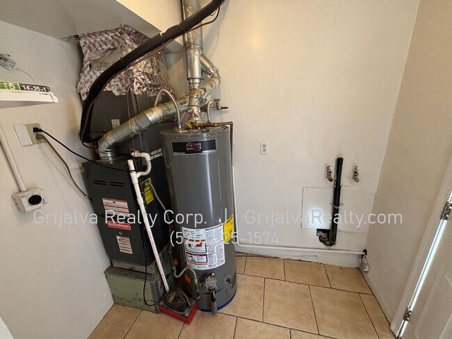 Building Photo - 4549 E Eastland St