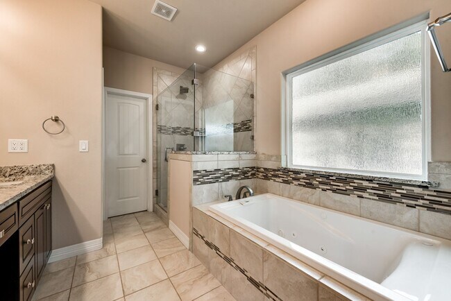 Building Photo - AVAILABLE NOW 4 BEDROOM 2.5 BATH HOME IN A...