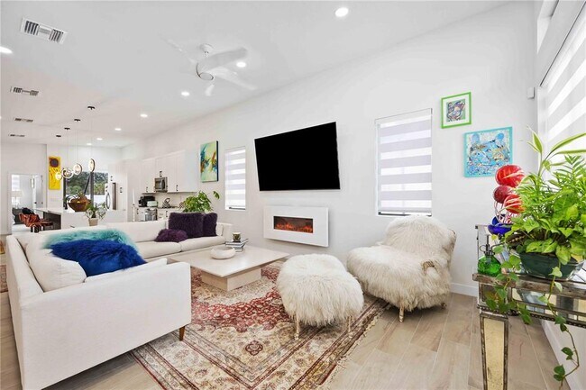 Building Photo - 7520 N Coolidge Ave