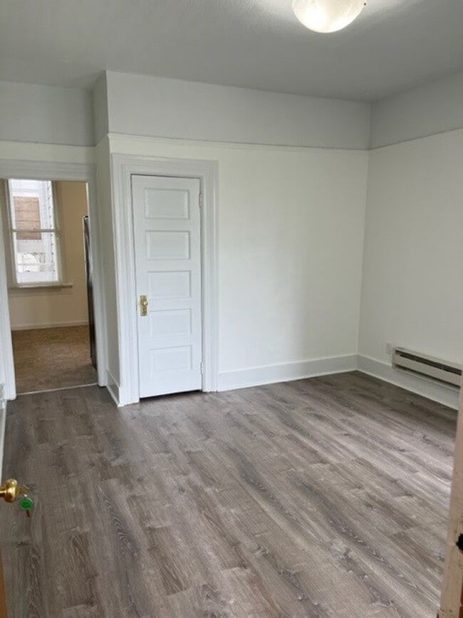 Building Photo - 632