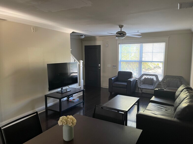 Building Photo - 1367 SW 51st Blvd