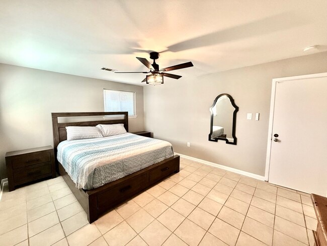 Building Photo - Fully Renovated & Furnished 3BR/2BA Duplex in Southgate – WiFi & Lawn Care Included